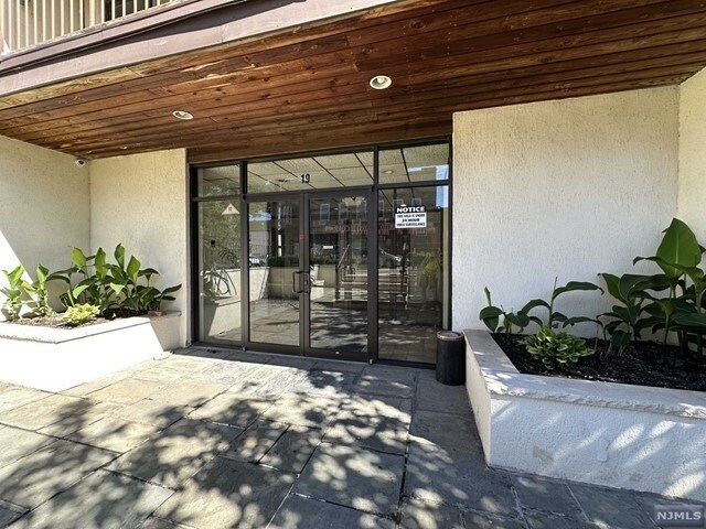 Foto del edificio - 19 Plauderville Avenue Unit 202