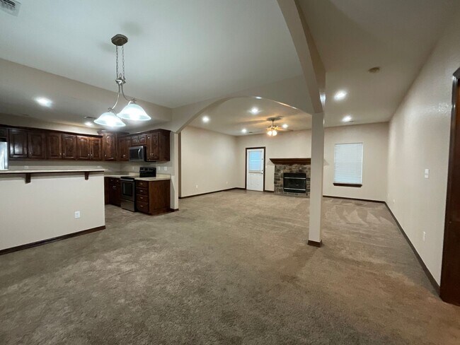 Foto del edificio - Large 3 Bedroom 2 Bathroom Home W/ Fenced Yard in WEBB CITY MO!!!