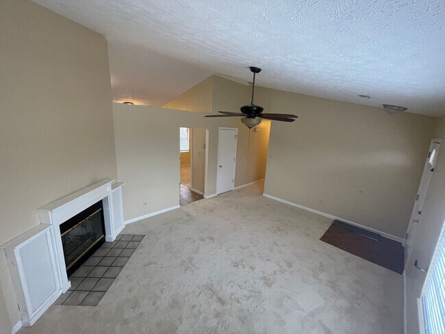 Building Photo - 3 Bedroom 2 Bath Single Family nestled in ...