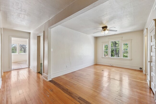 Building Photo - 1004 E 200 S