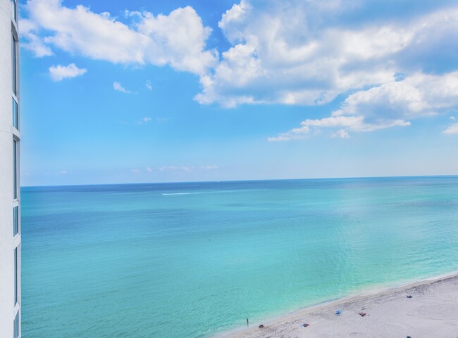 Foto del edificio - 15811 Collins Ave