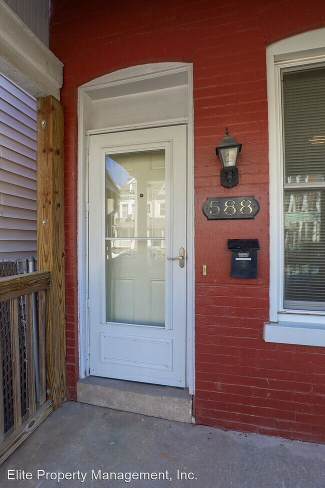 Building Photo - 4 br, 1 bath House - 588 W Princess Street