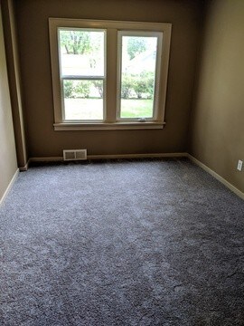 Building Photo - Freshly updated 2 bed/1 bath duplex!!