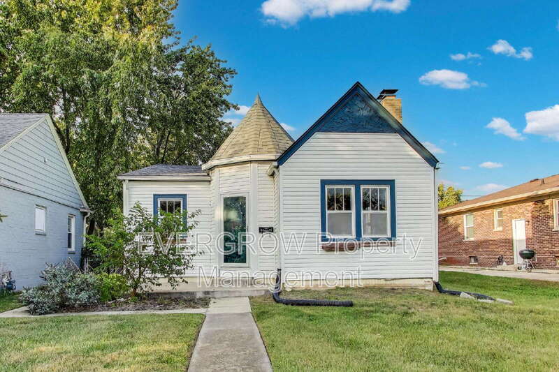 Foto principal - 5244 E 10th St