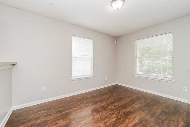 Foto del edificio - 1540 Golf Forest Dr