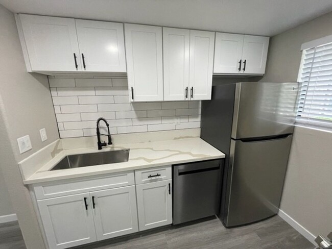 Building Photo - MUST SEE!  Renovated Townhome in Lemon Gro...