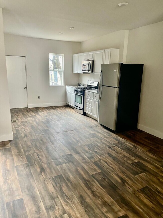 Building Photo - 3 Bedroom Home