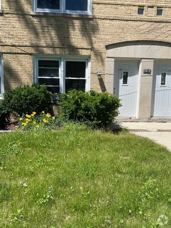 Building Photo - 7415 N Wolcott Ave