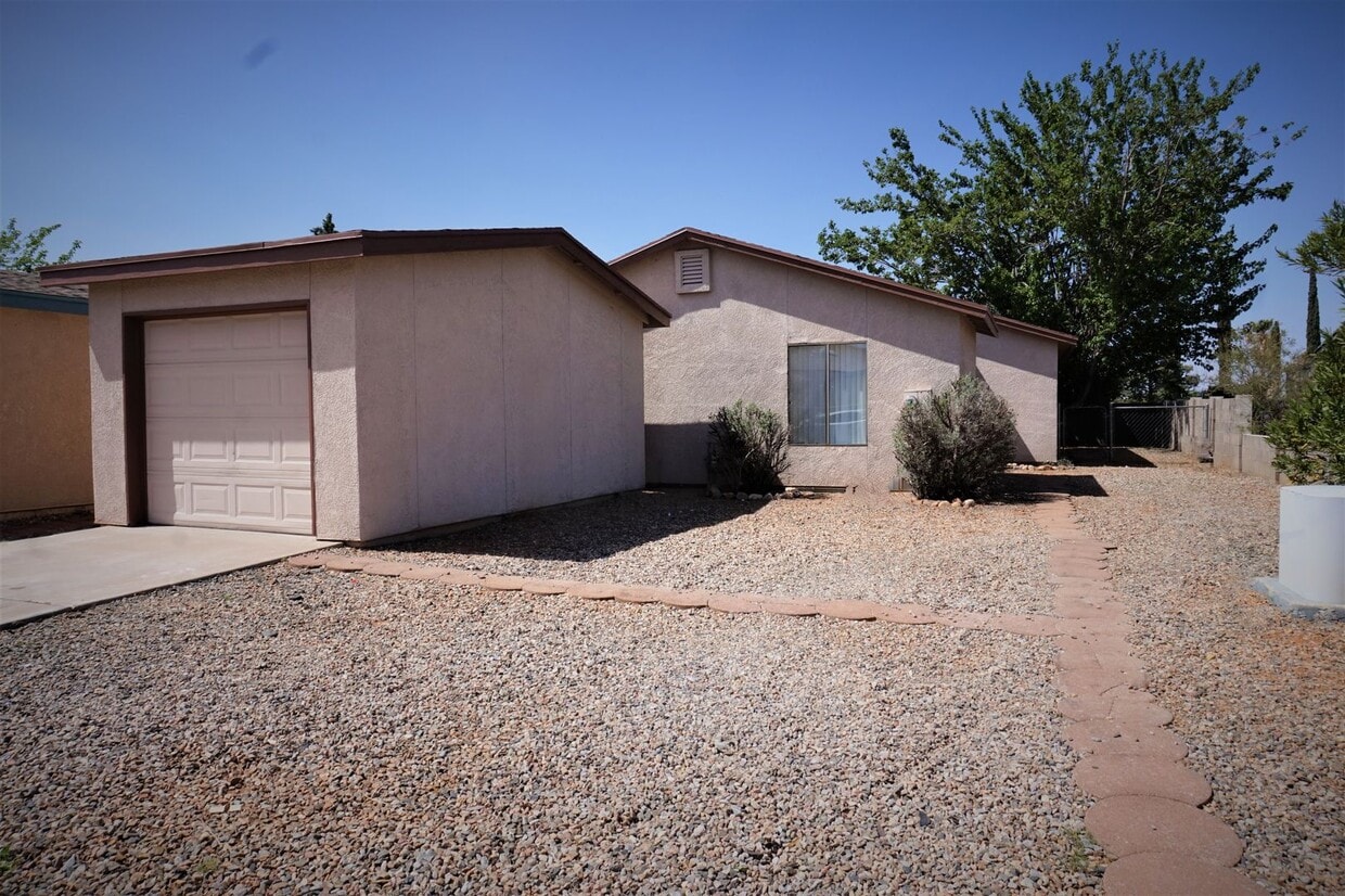 Primary Photo - Cozy 3 bedroom home