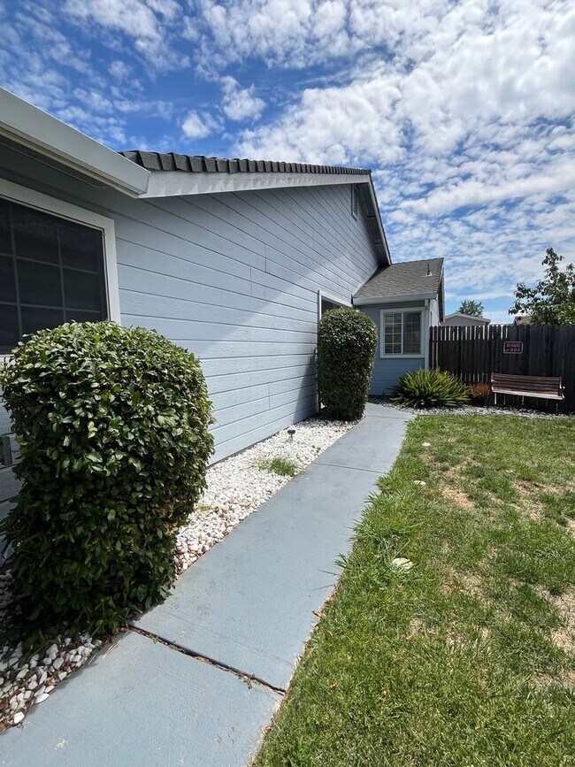 Foto del edificio - $2450 - 3 Bed/2 Bath Home in a Beautiful Neighborhood