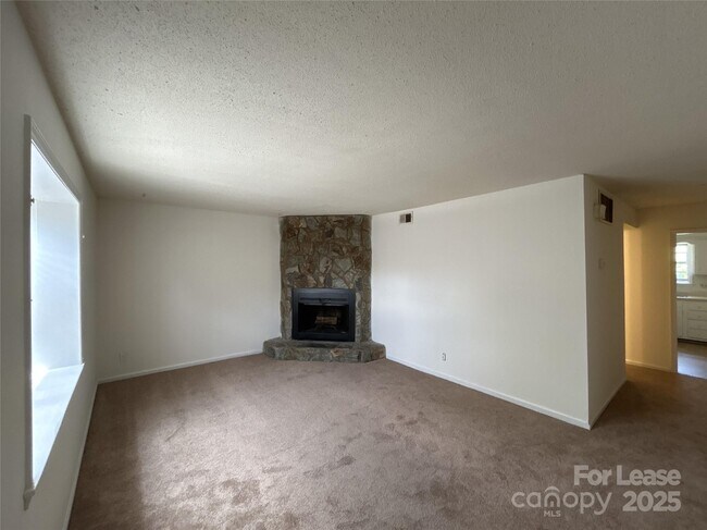 Foto del edificio - 5805 Hunting Ridge Ln
