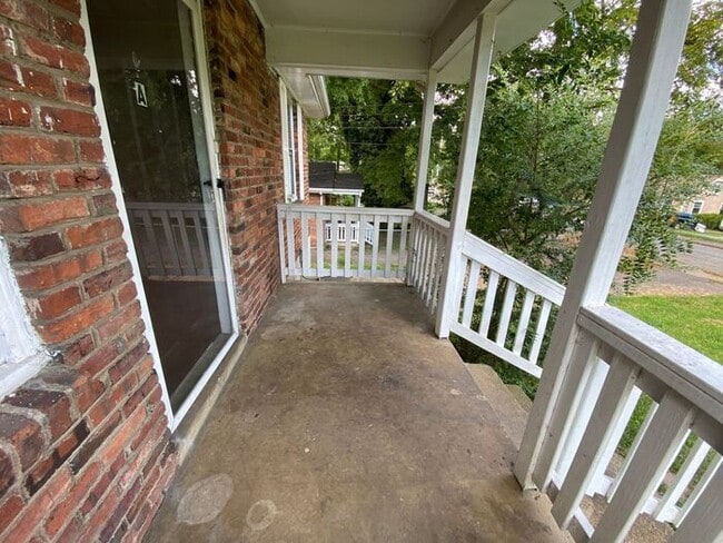 Foto del edificio - 2/1 Duplex in Greenwood Neighbors of East Nashville!  Pets ok! W/D Included!