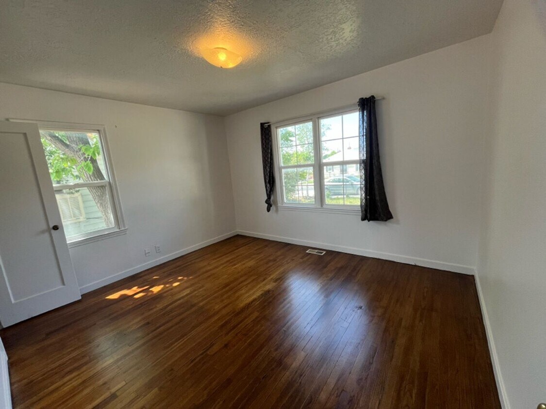 Building Photo - 933 W 450 N