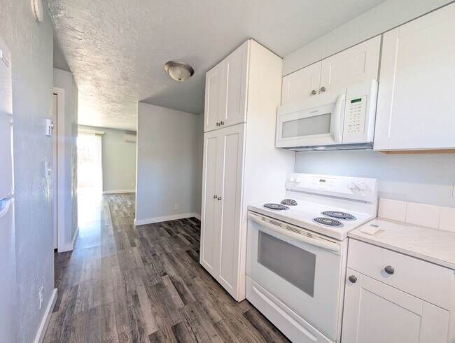 Foto del edificio - Newly Renovated 2-Bedroom, 1.5-Bath Apartm...