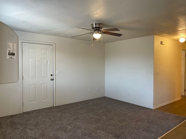 Building Photo - Very Nice Upstairs 2 Bedroom 2 Bath Apartment