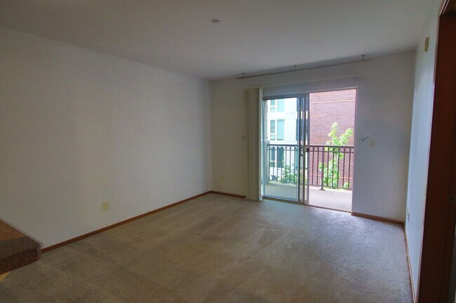 Building Photo - Capitol Hill Condo with Parking next to Cal Anderson Park