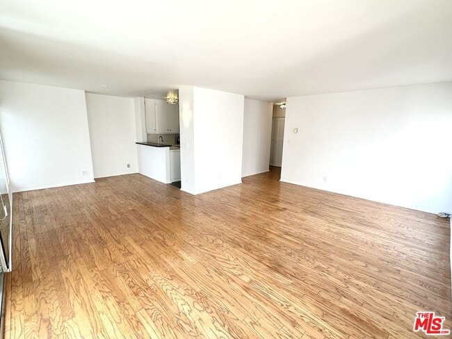 Building Photo - 1233 Flores St