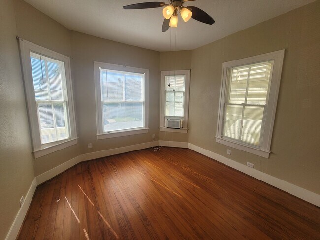 Foto del edificio - East End Upstairs 2 Bedroom Cottage