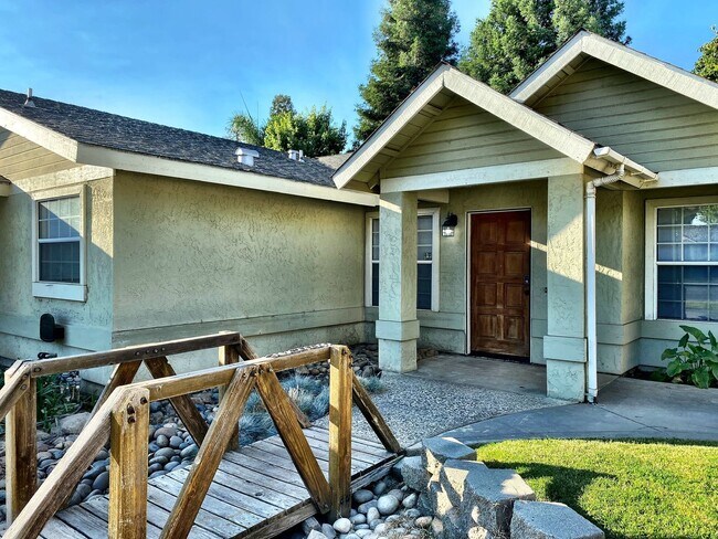 Building Photo - 5223 W. IRIS CT. - 3 BED 2 BATH - SW VISALIA