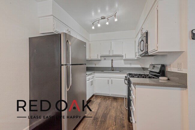 Foto del edificio - ~1 Month FREE~ Incredible One Bedroom with...