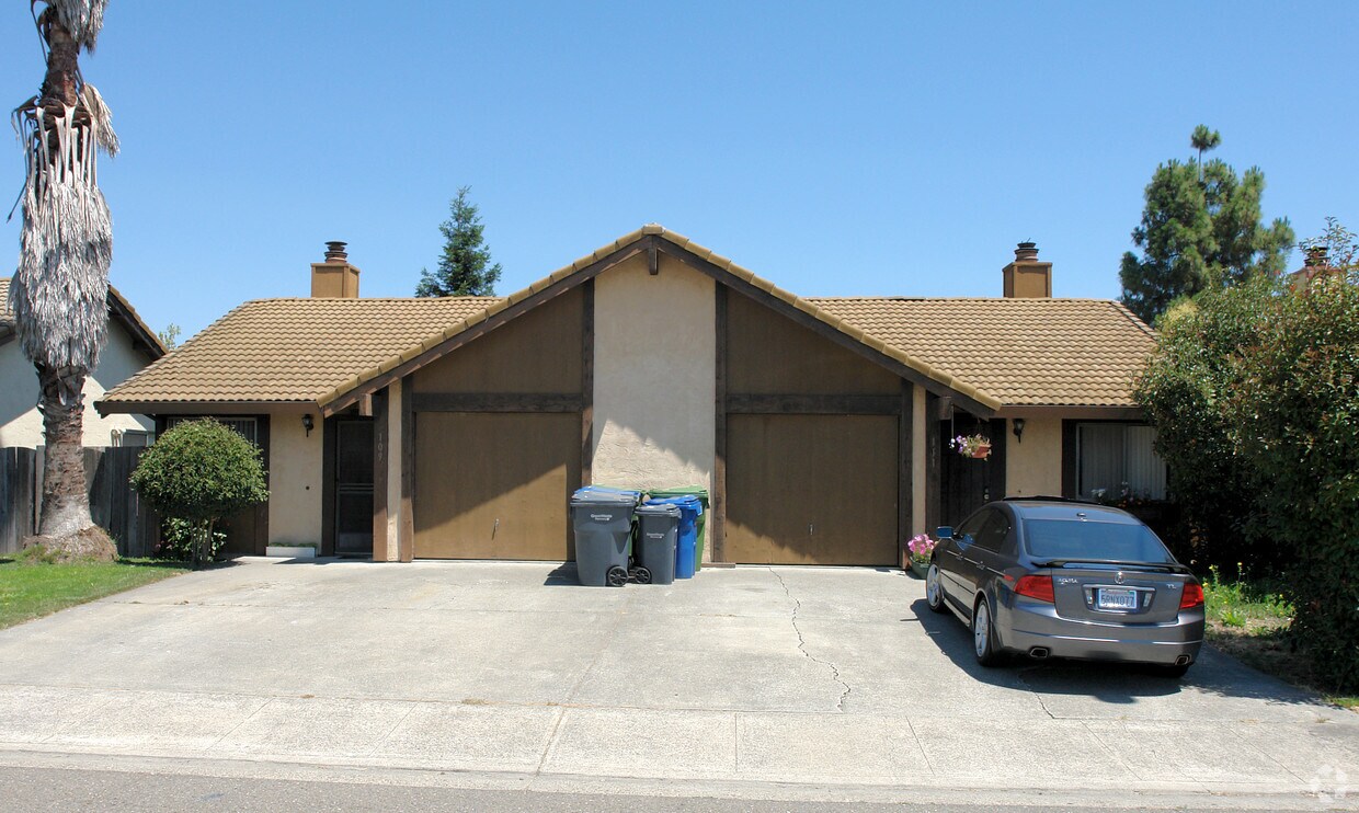Building Photo - 109-111 Bond Ave