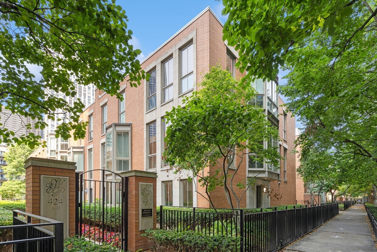 Foto principal - 430 E North Water St