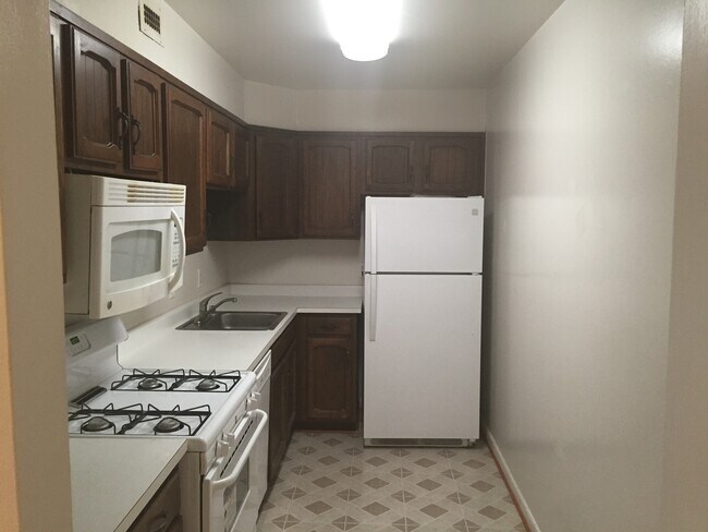 Foto del edificio - A large efficiency condo apartment located in the West Spring Condominium complex located next to...