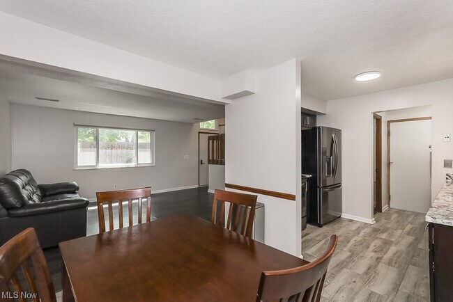 Foto del edificio - 1465 Rydalmount Rd