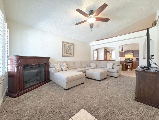Building Photo - East El Paso 4bed/2bath Refrig A/C!