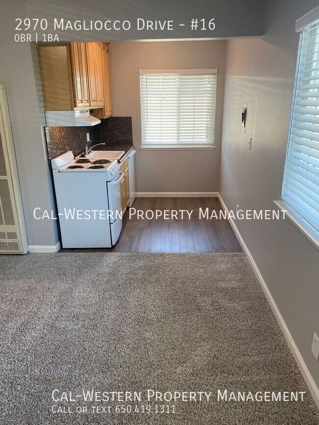 Foto del edificio - Corner unit, spacious updated studio near ...