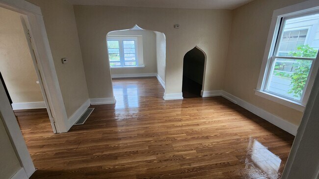 Building Photo - 319 E Streicher St