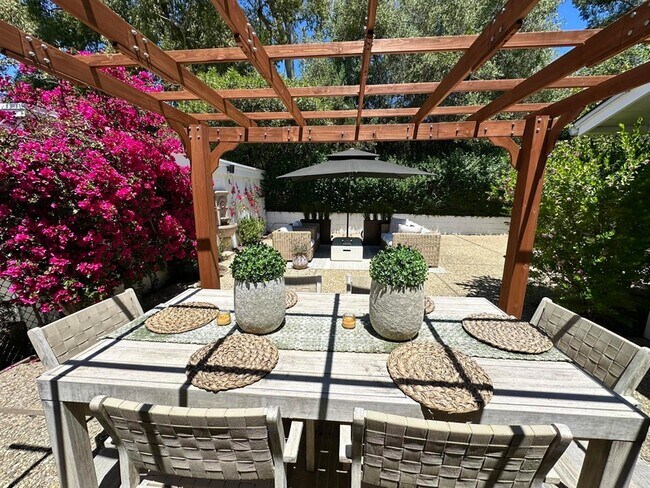 Building Photo - 450 Santa Rosa Ln