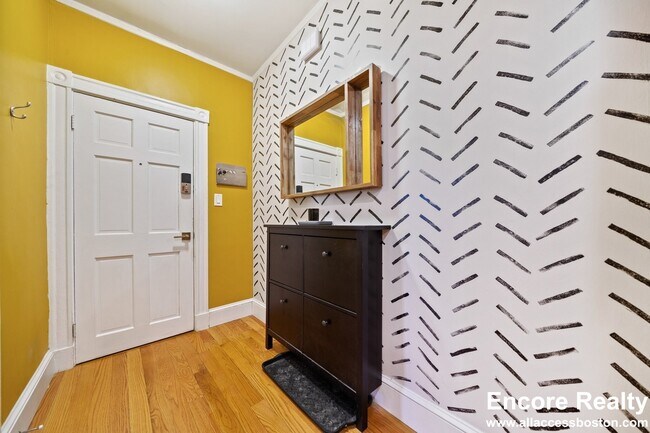 Building Photo - 1038 Beacon St