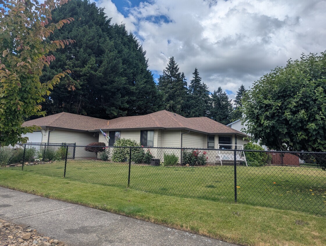 Foto principal - 3705 NE 157th Ave