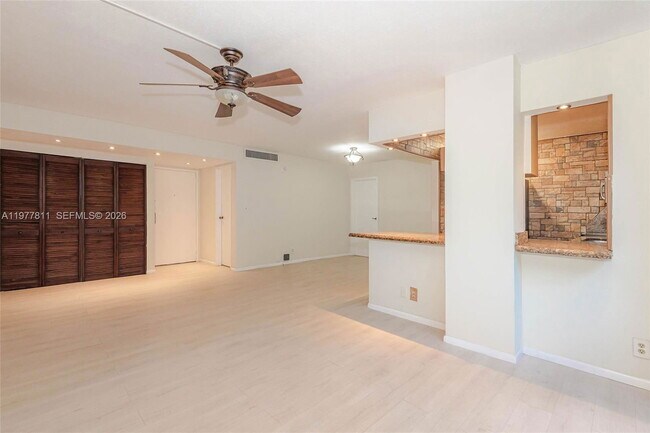 Foto del edificio - 17021 N Bay Rd