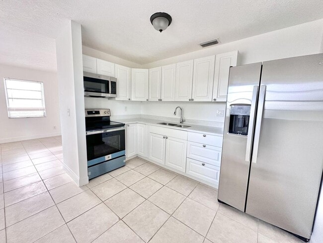 Building Photo - 906 Foresteria Dr