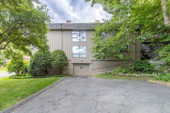 Building Photo - Large 3 bedroom condo with private deck an...