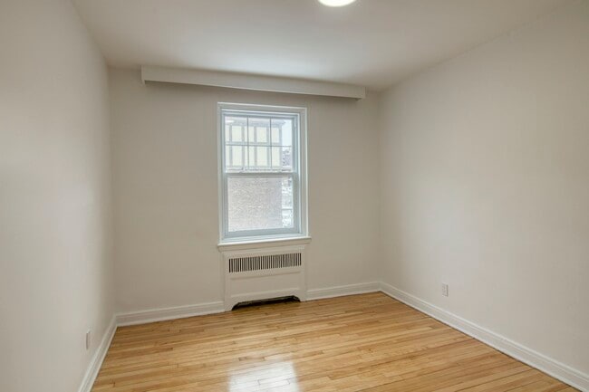 Photo du bâtiment - 4715 Chem. Queen Mary