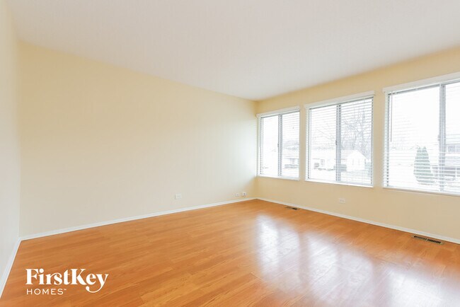 Building Photo - 185 Mulford Dr