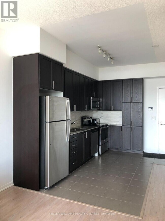 Photo du bâtiment - 830-830 Lawrence Ave W