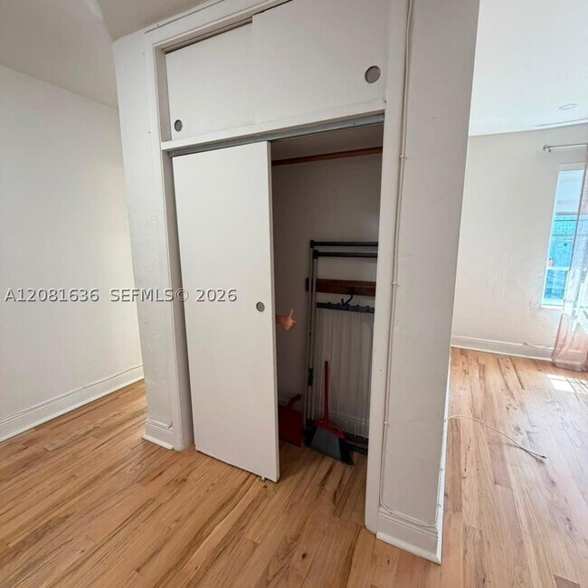 Foto del edificio - 6944 Byron Ave
