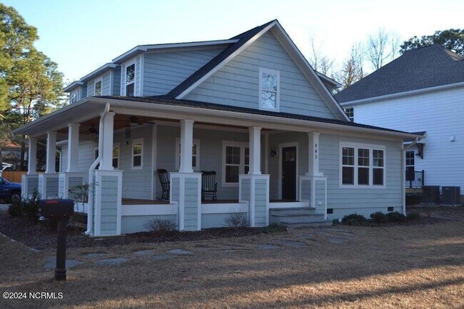 Foto del edificio - 845 N May St