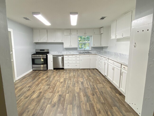 Building Photo - 7604 TX-171