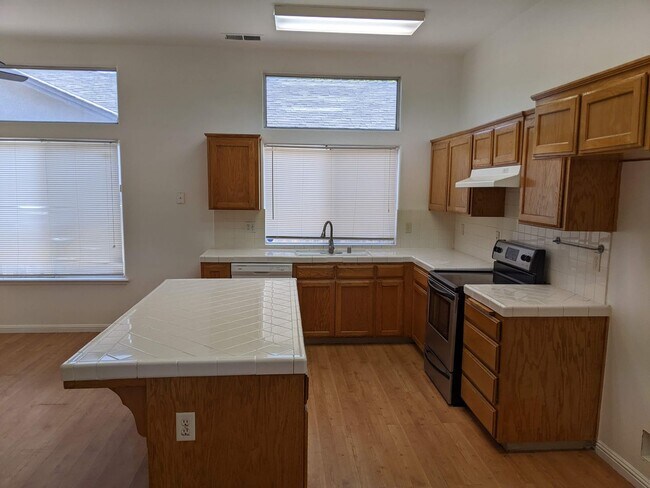 Foto del edificio - NW home offering plenty of amenities, clos...