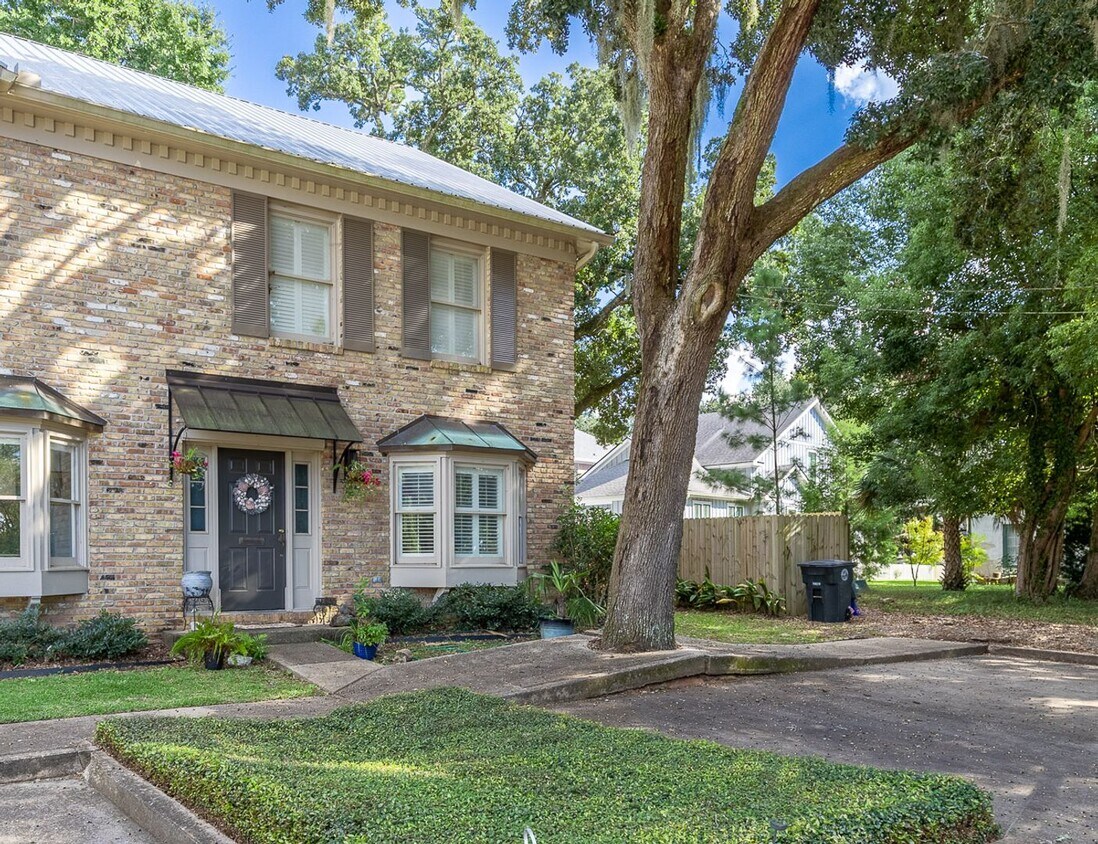 Building Photo - COMING SOON! Two bedroom two and a half ba...
