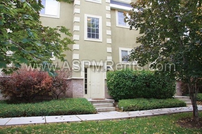 Foto del edificio - DOWNTOWN LIVING AT IT'S BEST