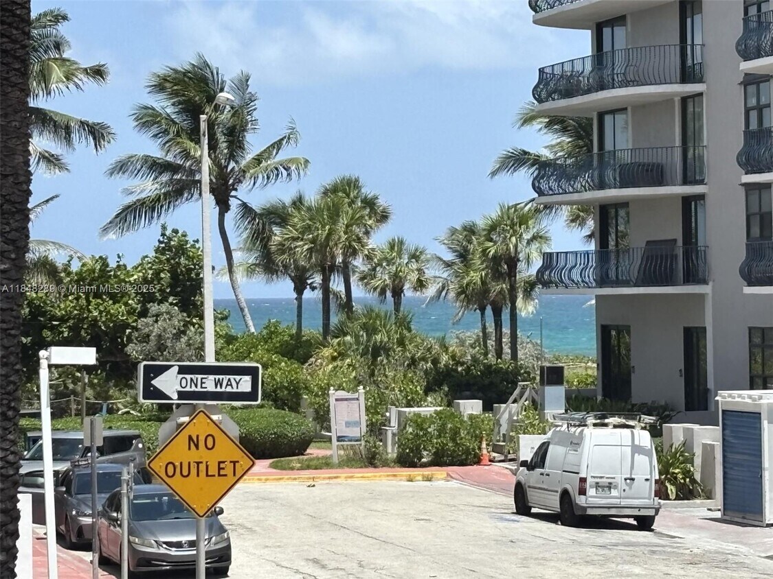 Foto principal - 8900 Collins Ave