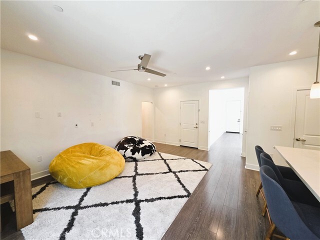 Foto del edificio - 6747 Rhea Ct