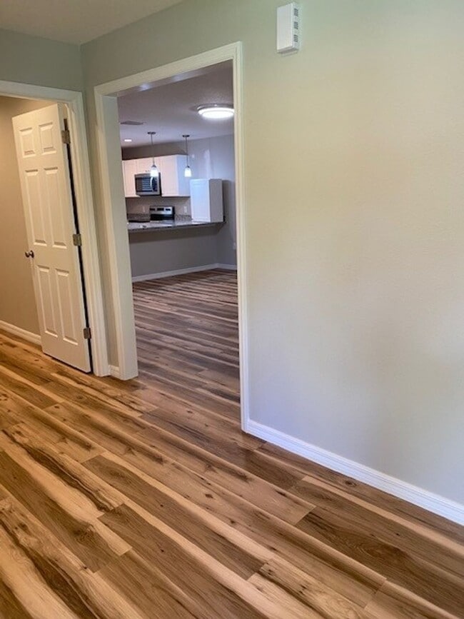 Building Photo - Perfect for roomates