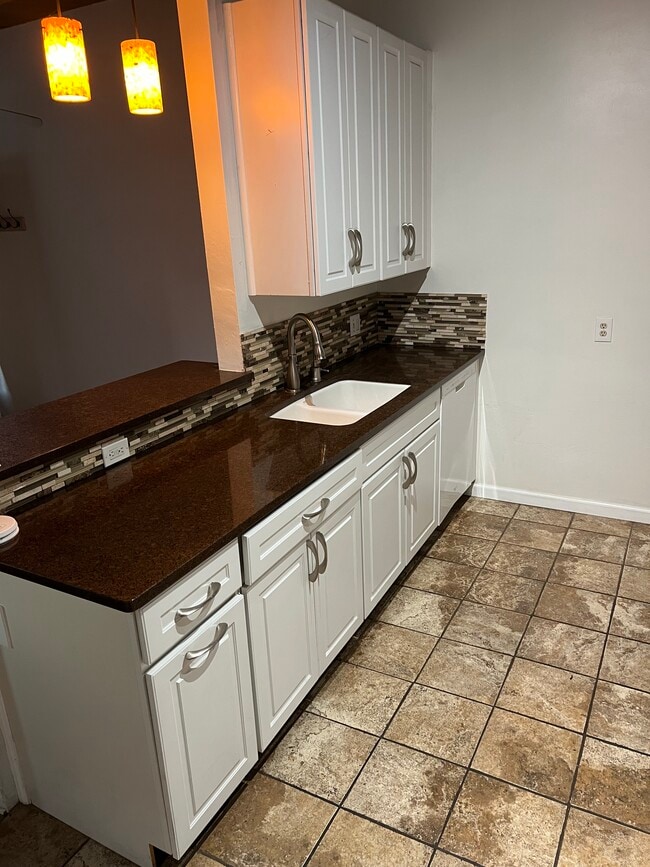 Kitchen counter - 170 Casa St